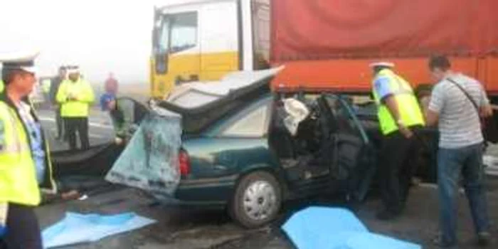 Sibiu: Doi oameni au murit într-un accident în apropiere de Veştem (GALERIE FOTO)