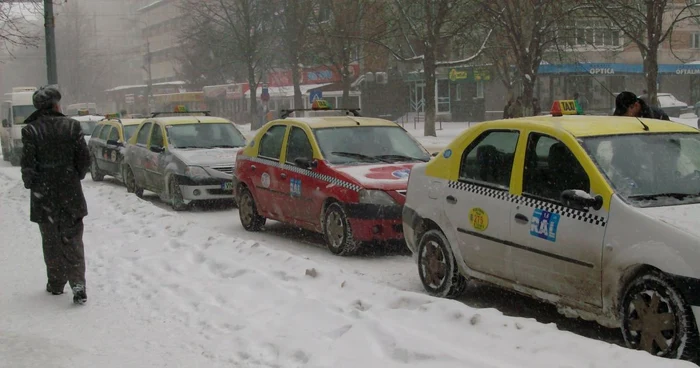 Taximetriştii aşteaptă ore întregi o comandă.