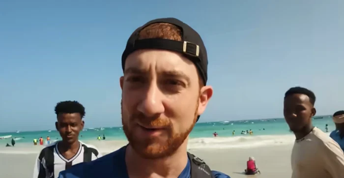 Drew Binsky în Mogadishu / captură: YouTube