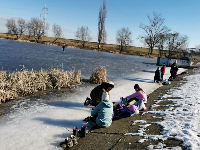 Lacul de lângă Timişoara a devenit patinoar natural FOTO Ş.Both