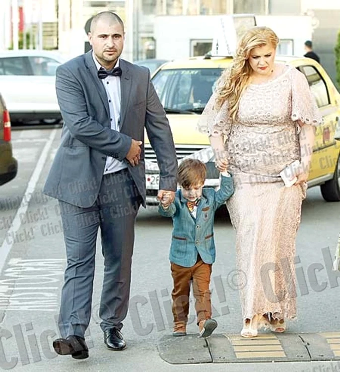 Ștefan Mihalache, alias  Connect-R, și Mihaela  Șotrocan, alias Misha,  au creștinat-o duminică  pe Maya, fetița lor născută  pe 25 ianuarie 2014 (Fotografii: Dorin Constanda)