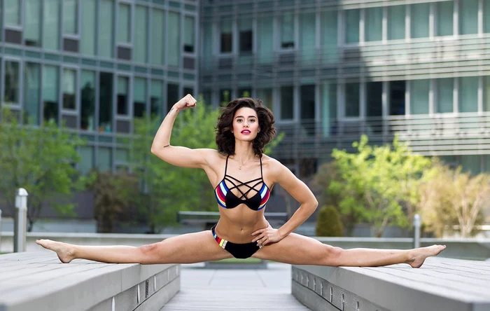 Bianca (25 de ani) se întrece cu tatăl ei la acrobații