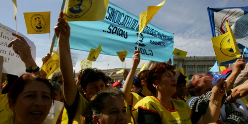 Profesorii ameninţă cu proteste în stradă