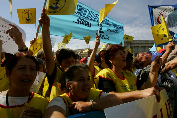 Profesorii ameninţă cu proteste în stradă