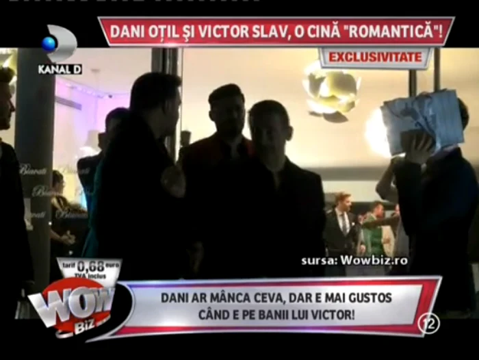 Cei patru în faţa clubului unde a avut loc evenimentul