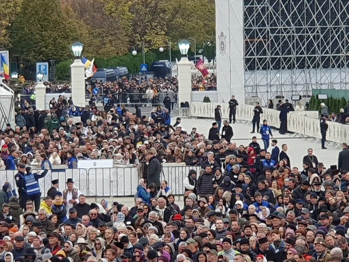 Credincioșii în curtea Catedralei Naționale