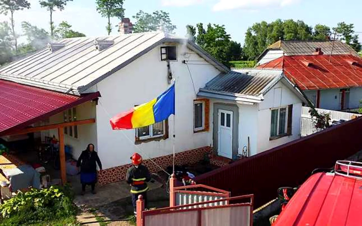 Casa unei femei de 85 de ani a fost incendiată din cauza unei moşteniri. FOTO ISU Suceava