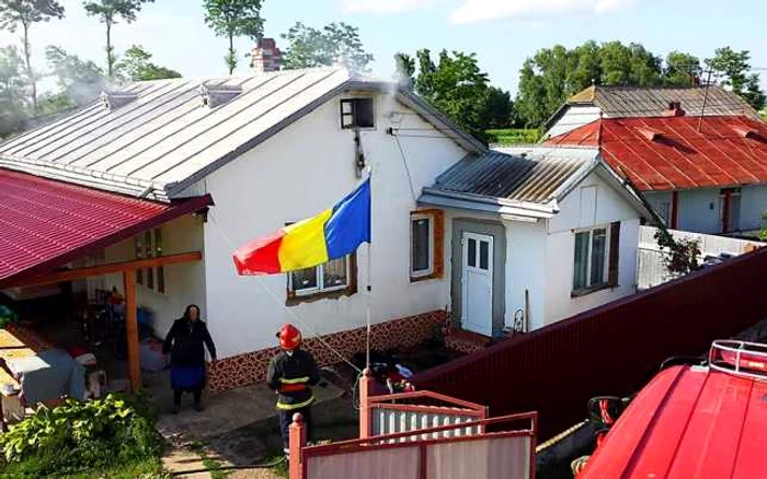 Casa unei femei de 85 de ani a fost incendiată din cauza unei moşteniri. FOTO ISU Suceava