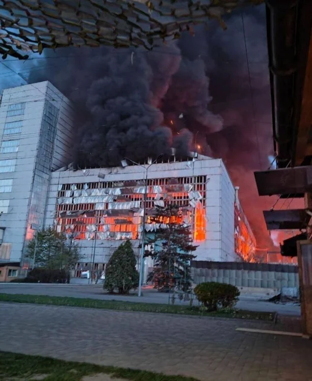 Centrala electrică Trypilska în flăcări. Foto: Nexta TV via X