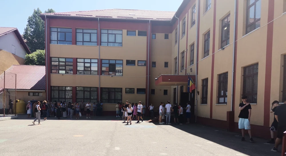 Elevi in curtea scolii in ziua primei probe de la Evaluarea Naționala 2025 FOTO: Alina Mitran