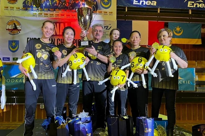 Eliza Samara, alături de echipa ei