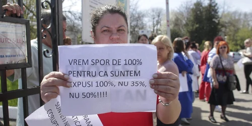 Cadre medicale protesteaza fata de scaderea procentelor acordate pentru sporuri in curtea spitalului Marius Nasta. FOTO Inquam Photos / Octav Ganea