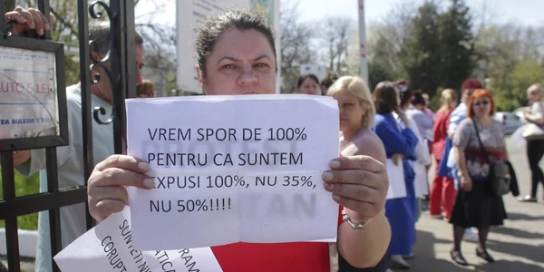 Cadre medicale protesteaza fata de scaderea procentelor acordate pentru sporuri in curtea spitalului Marius Nasta. FOTO Inquam Photos / Octav Ganea