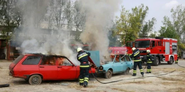 Simulare de intervenţie cu autospecialele noi la ISU Dolj. Foto: Victor C. Boldîr