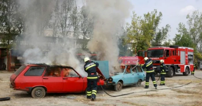 Simulare de intervenţie cu autospecialele noi la ISU Dolj. Foto: Victor C. Boldîr