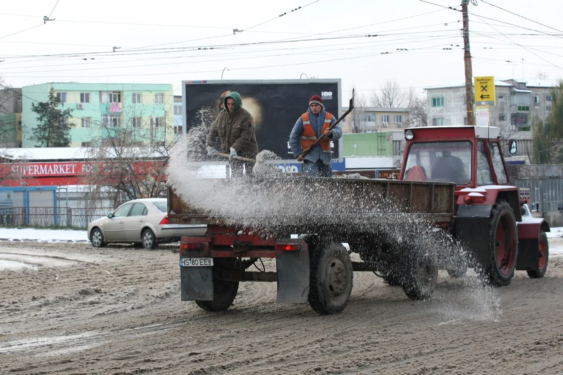Peste 3000 de tone de material antiderapant există n depozitele drumarilor ialomițeni