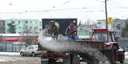 Peste 3000 de tone de material antiderapant există n depozitele drumarilor ialomițeni