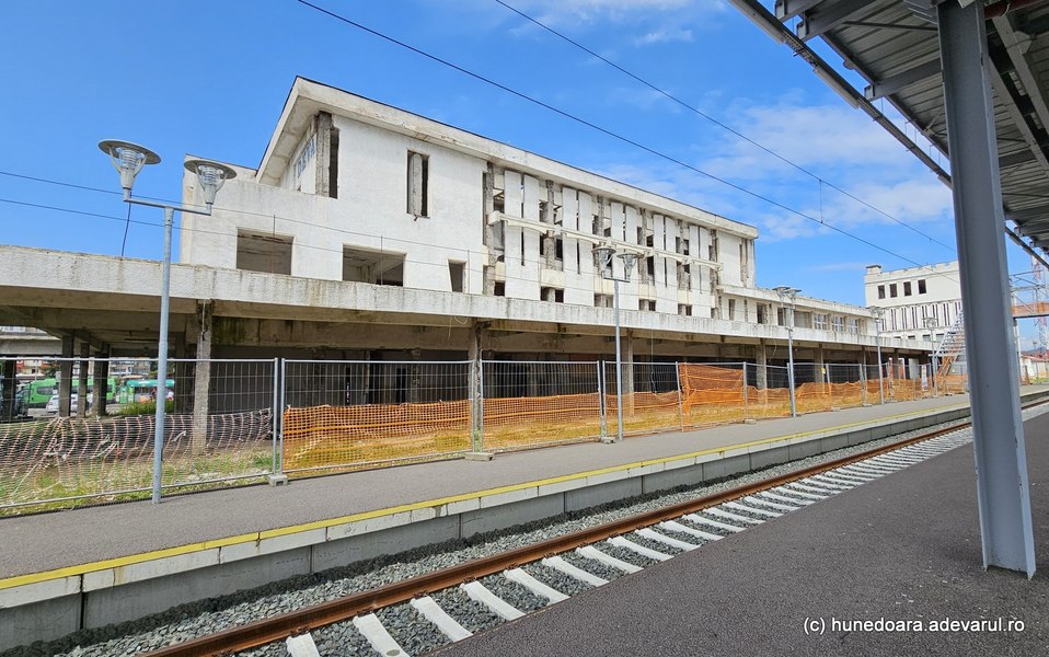 Gara Deva, șantierul feroviar abandonat din 2021. Clădiriea veche din anii '80 riscă demolarea VIDEO