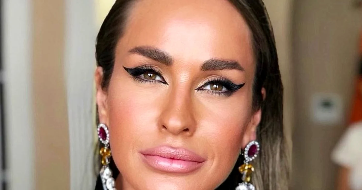 Diana Munteanu, schimbată complet de machiaj şi de intervenţiile esteticeFoto: arhivă personală