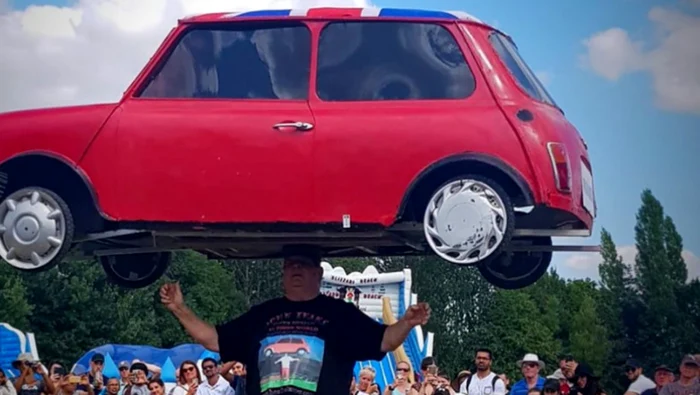 Un bărbat a devenit faimos pentru că a ţinut pe cap un automobil Mini FOTO: Captură BBC