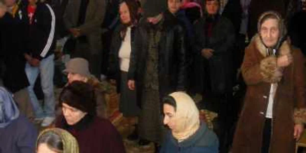 Sute de credincioşi vin în pelerinaj la Mânăstirea Bistriţa