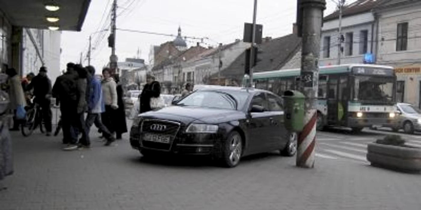 Maşina Audi A8 a rămas parcată pe trotuar circa 5 minute