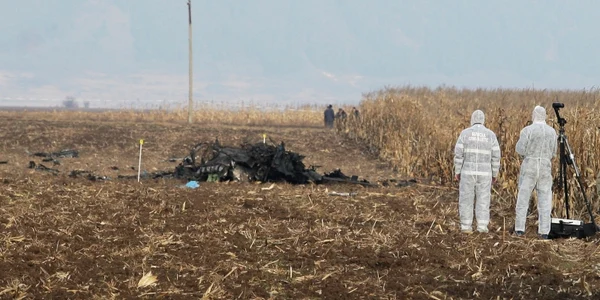 Avionul s-a prăbuşit pe câmp, lângă case. Foto: Caius Raţiu