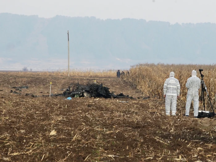 Avionul s-a prăbuşit pe câmp, lângă case. Foto: Caius Raţiu