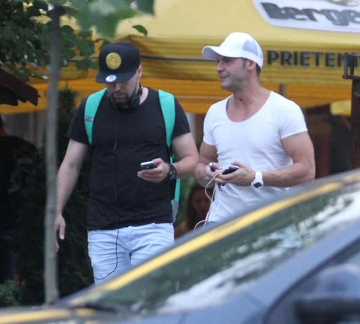 Cornel Păsat e îmbrăcat lejer, în acord cu vremea călduroasă