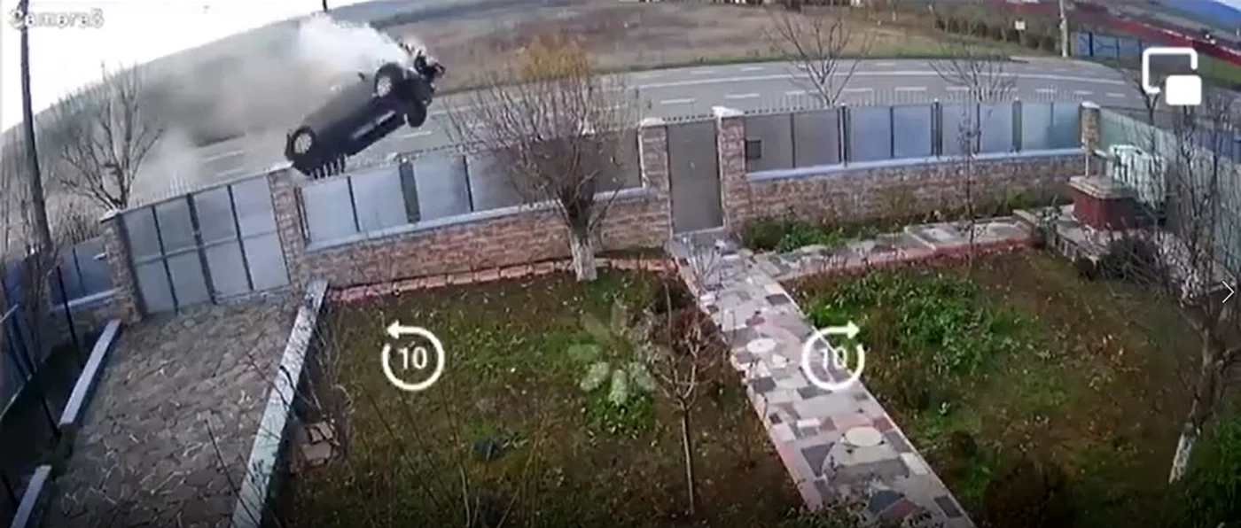 Momentul în care mașina se prăbușește pe carosabil FOTO captură video