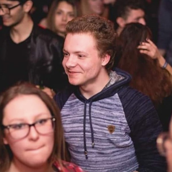 Victoria unui elev asupra școlii. La un pas de exmatriculare, Andrei a obținut daune de 3.000 euro și reparație în catalog