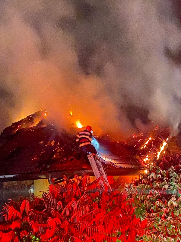 Casă incendiată de un pompier din Șura Mare în Sibiu Foto ISU Sibiu jpeg