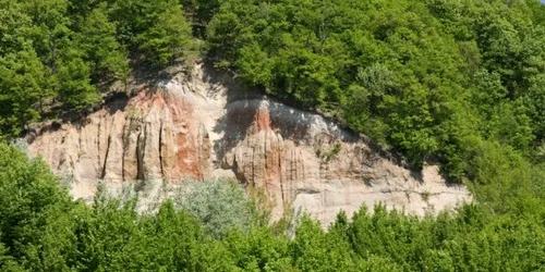 Piramidele spectaculoase înalte de 80 de metri de la Goranu - Râmnicu Vâlcea Foto cartitaplimbareata ro