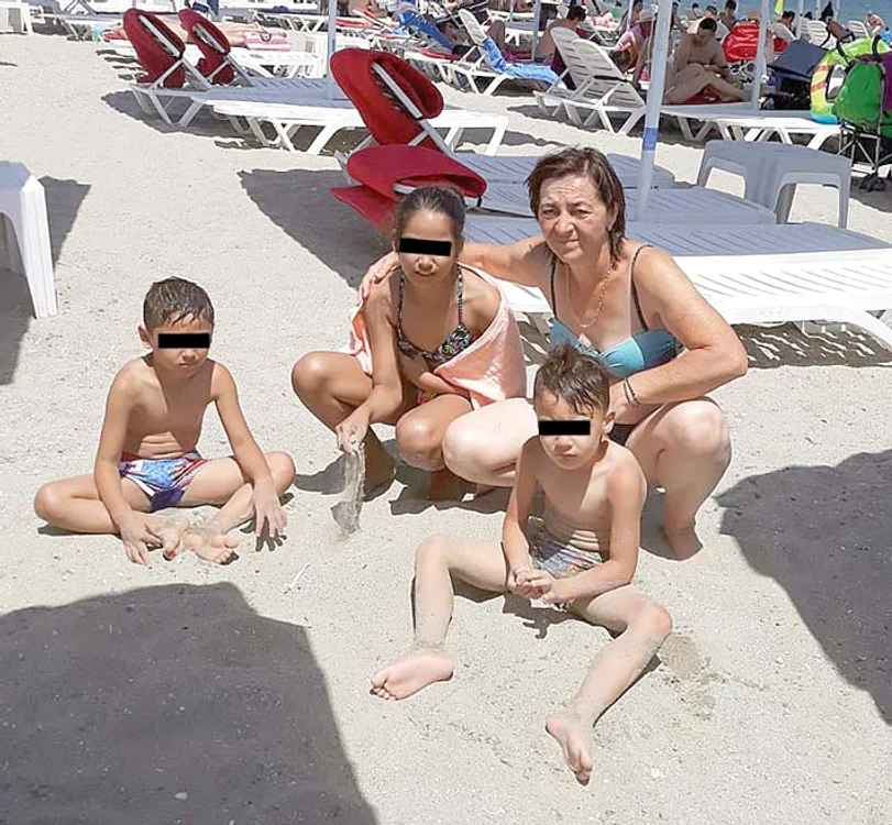 Iulie 2019: Femeia este la mare, alături de Teodora, copila înfiată, și de cei doi băieți pentru care le este mamă de împrumut