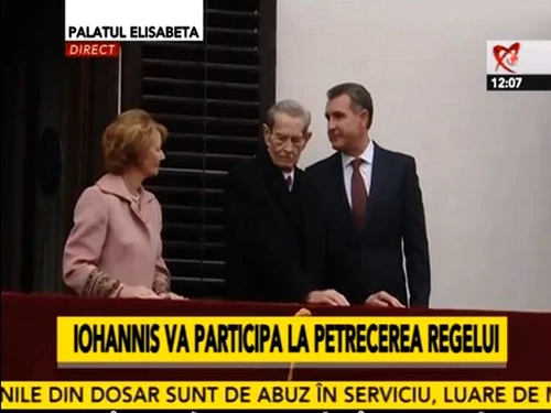 Regele şi a salutat oaspeţii de la balcon jpeg