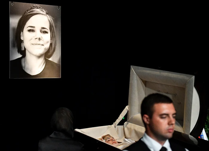 Sicriul Dariei Dughina a fost deschis, în timpul priveghiului. Sursa: Profimedia