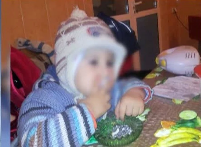 Micutul a fost fotografiat de parinti in timp ce tragea din tigara