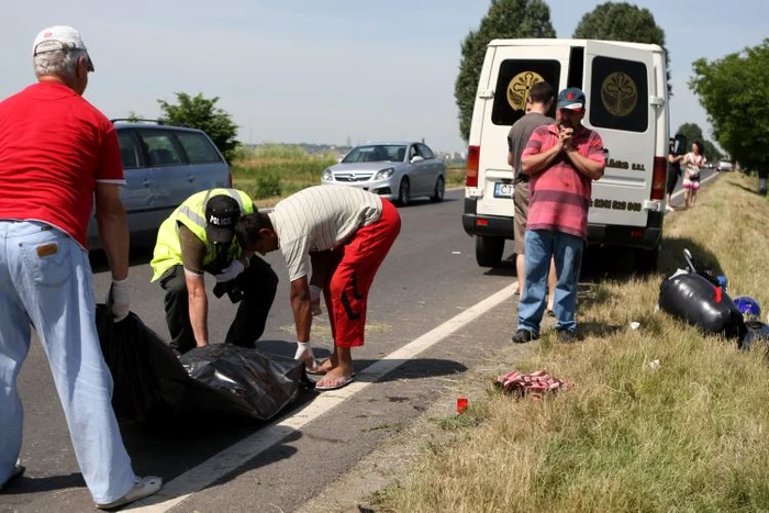 Mercedesul s-a răsturnat, Loganul a ajuns în vie, iar Renault-ul în şanţ