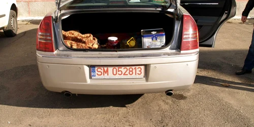 Autoturismul a fost confiscat iar şoferul a primit o amendă de 20.000 de lei