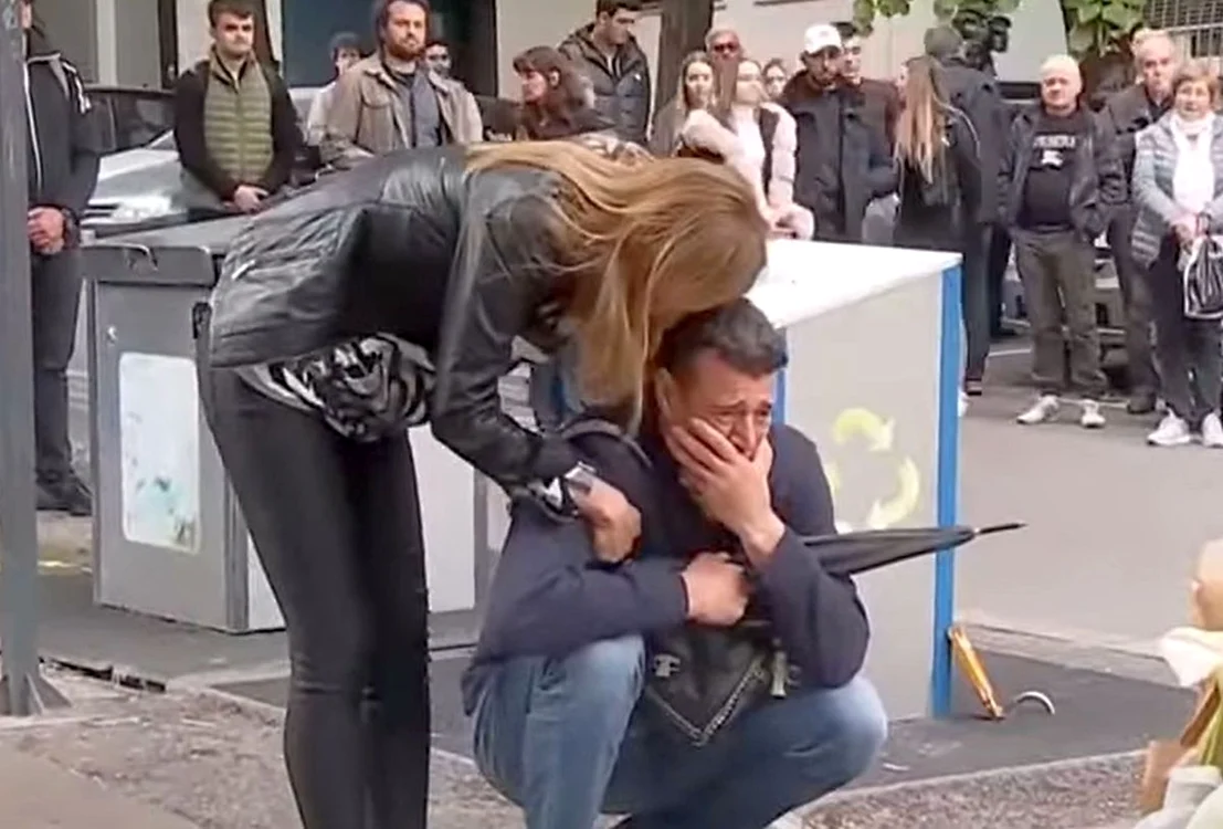 Bărbatul își plânge fiica ucisă în atacul la școala din Belgrad Foto: captură Antena 3 CNN