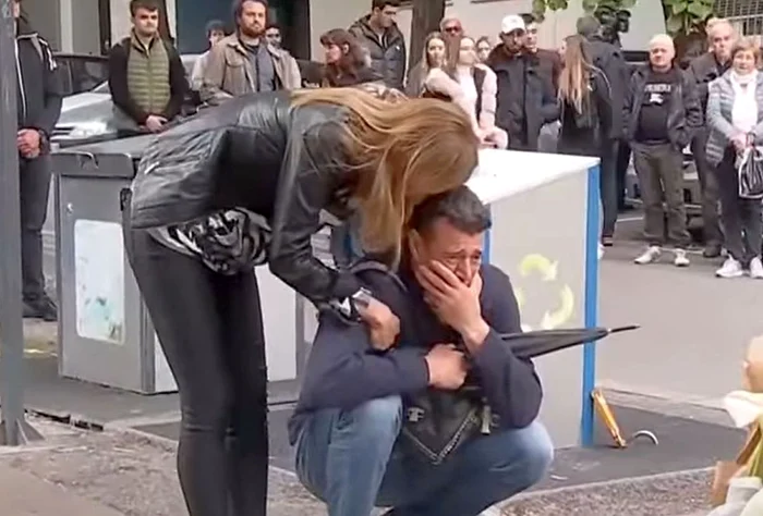 Bărbatul își plânge fiica ucisă în atacul la școala din Belgrad Foto: captură Antena 3 CNN
