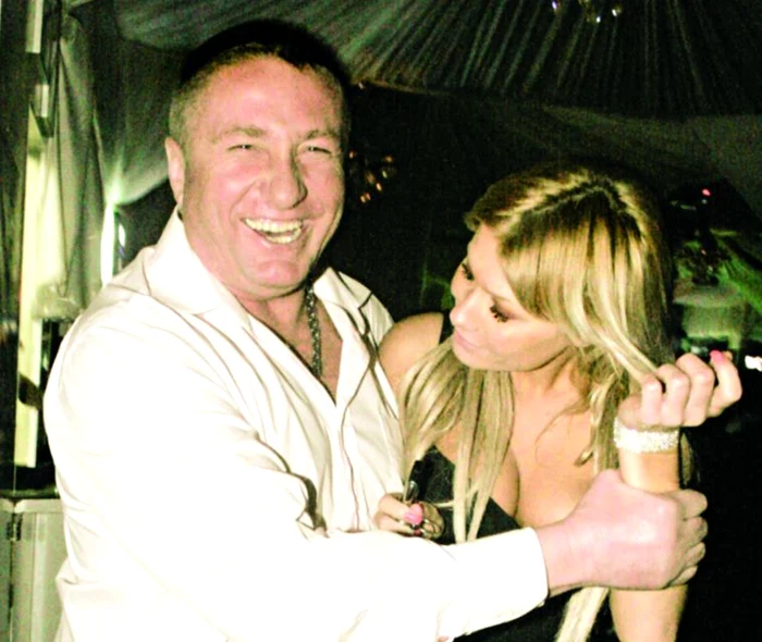 Miercuri - Nicu Maharu, iubitul oficial al Simonei, trage de ea în club