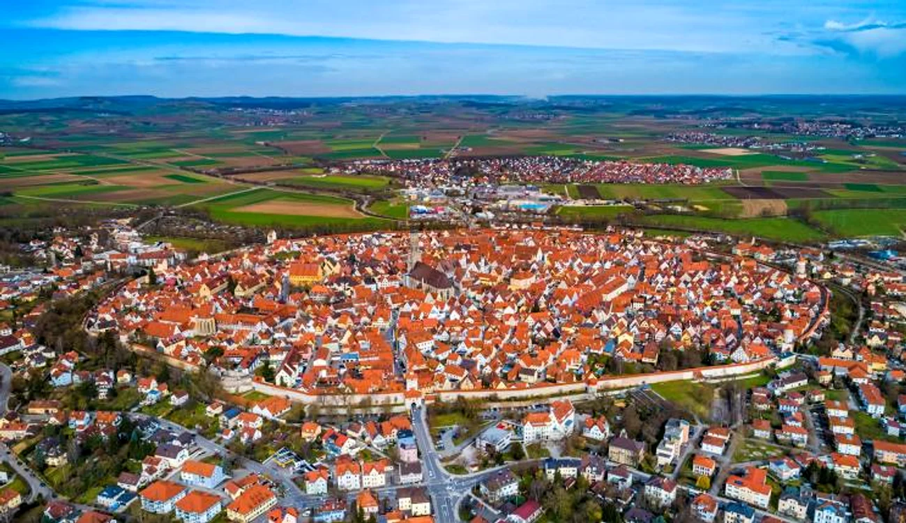 În Germania, se găsește un oraș cu totul special și rar în lume: Nördlingen.