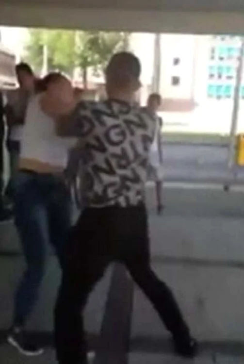 
    Fata este lovită peste faţă cu putere  