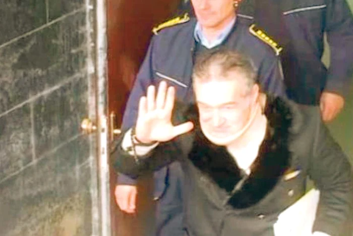 Gigi Becali a fost diagnosticat cu hernie de disc şi nu renunţă la gulerul cervical nici în timpul procesului (FOTO: ADRIAN BOIOGLU)