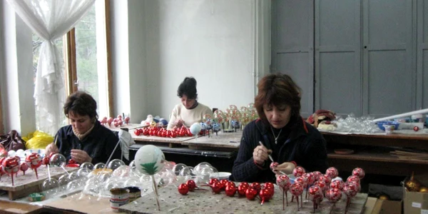 Din mâinile unui angajat ies anual 420.000 de globuleţe