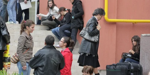 Cum nu mai sunt bani pentru repararea şi modernizarea căminelor studenţii care au nevoie de cazare speră să prindă un loc cât de cât confortabil