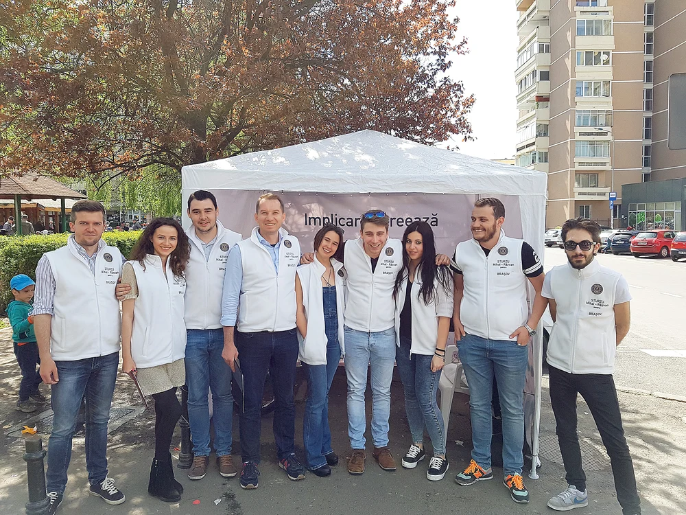 
    Mihai Sturzu,  alături de tinerii  voluntari  