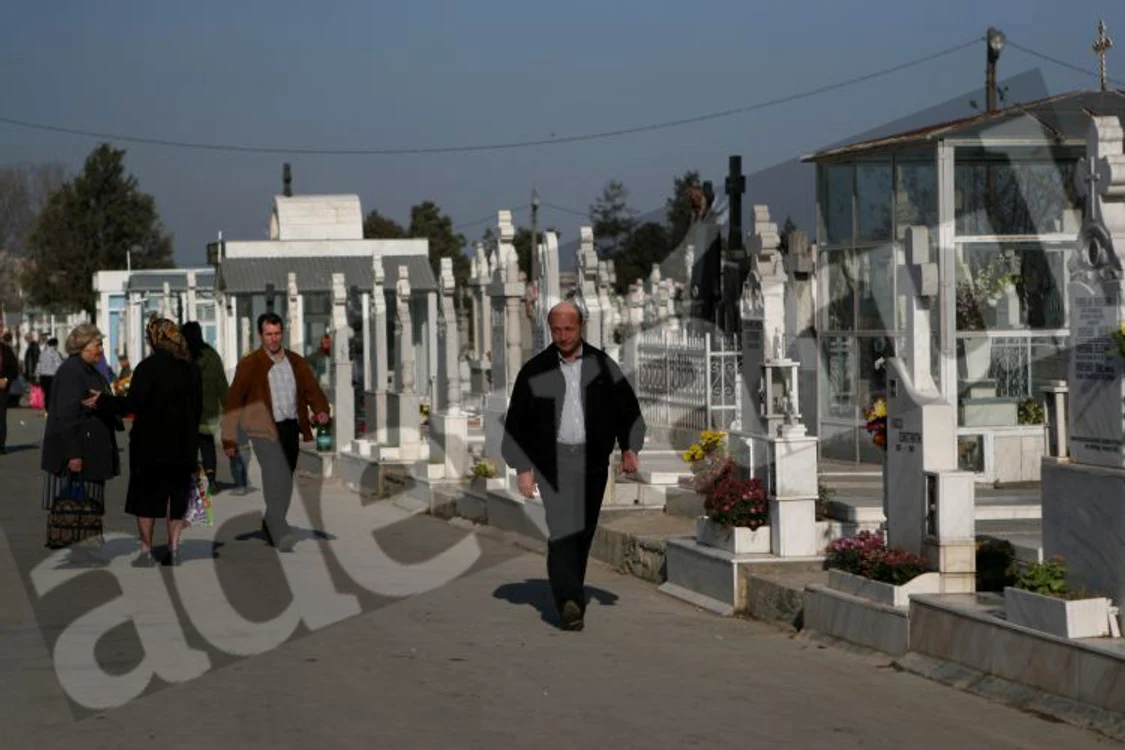 Preşedintele a părăsit cimitirul la 10.30