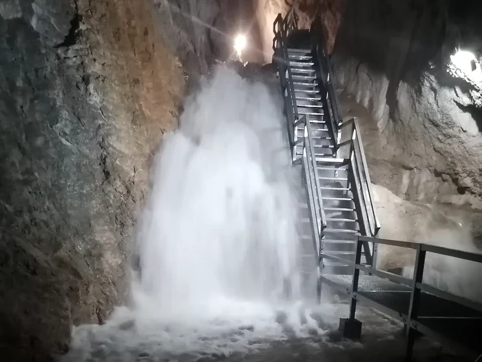 Cascada spectaculoasă din interiorul peșterii FOTO Poarta lui Ionele/ Facebook